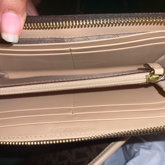 ❌SOLD❌Michael Kors Jet Set Travel Top Zip Signature
Tote Brown. & Wallet - Picture 8 of 13